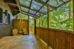 River Dream Lodge: Covered Hot Tub 